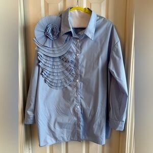 Button-down with fabric flower detail, blue